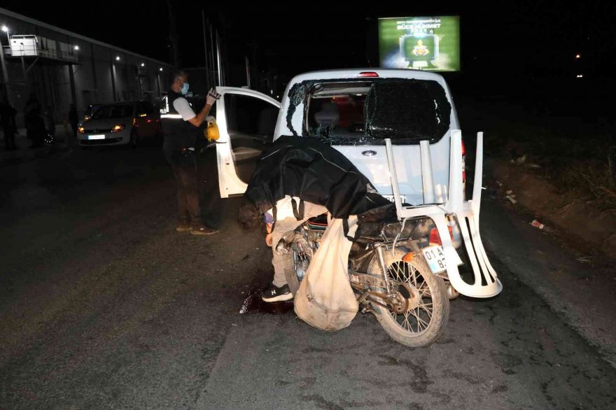 Park halindeki araca çarpan motosikletli hayatını kaybetti
