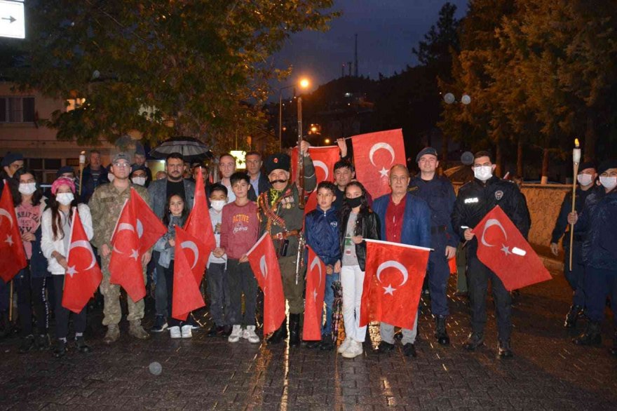 Saimbeyli’nin işgalden kurtuluşunun 101. yılı fener alayı kutlandı