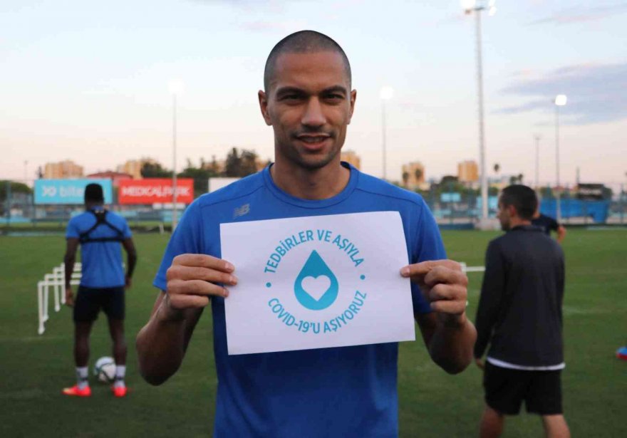 Adana Demirsporlu futbolcular korona virüs aşılamalarına destek verdi