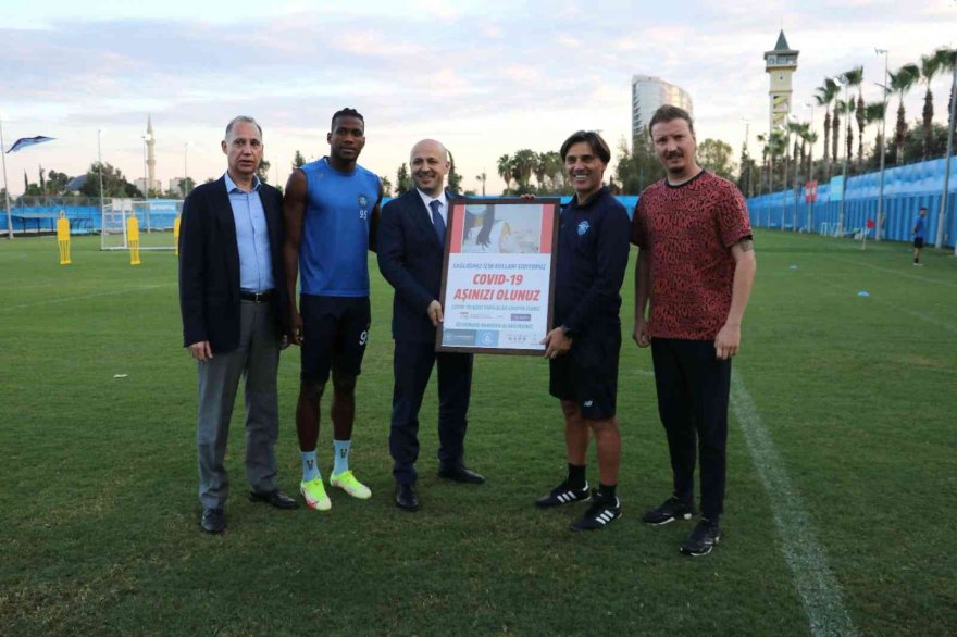 Adana Demirsporlu futbolcular korona virüs aşılamalarına destek verdi