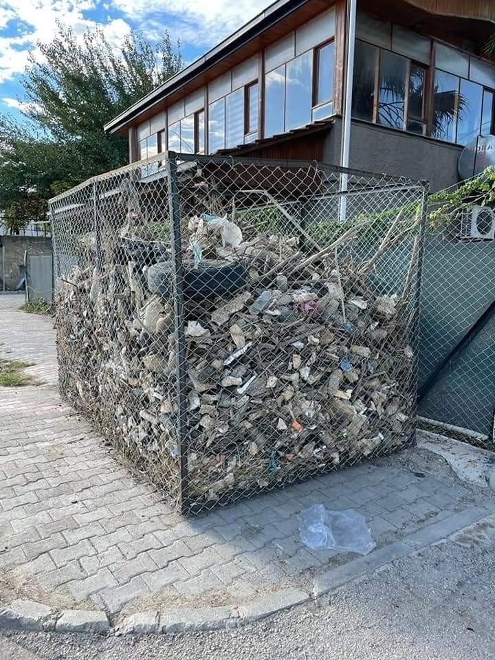 Adana’da sulama kanallarından çıkarılan çöpler sergileniyor