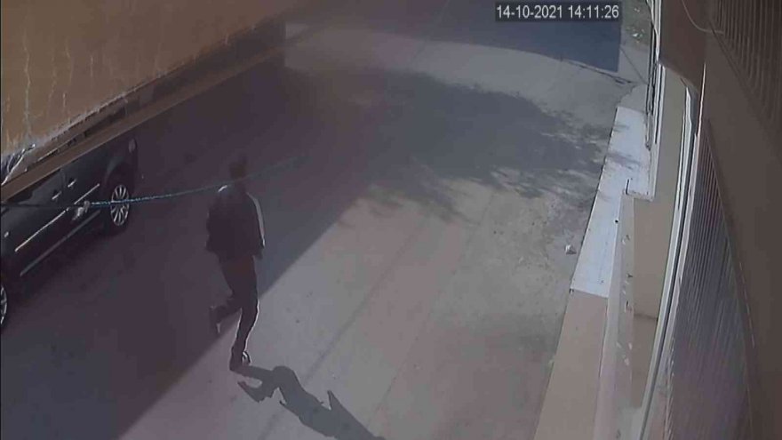 Çocuğun cep telefonunu çaldı, tanınmamak için kaçarken giysi değiştirdi