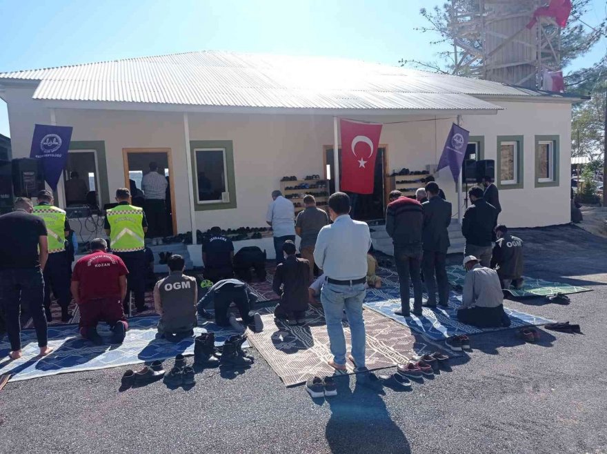 Adana’da orman yangınında yanan cami yeniden ibadete açıldı