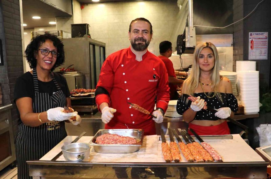 Turistlere Adana kebap eğitimi
