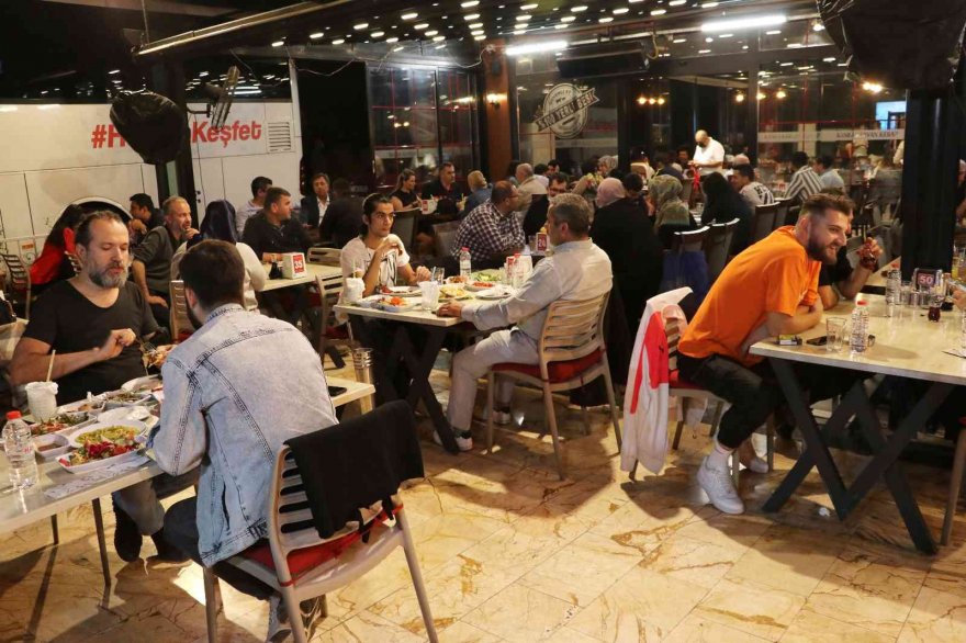Turistlere Adana kebap eğitimi