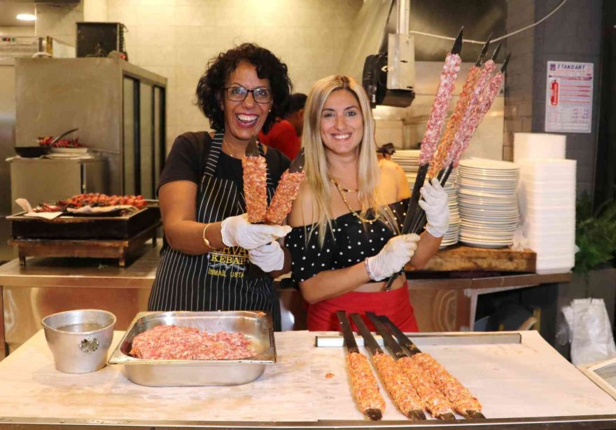 Turistlere Adana kebap eğitimi
