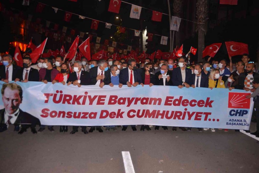 Adana’da 29 Ekim Cumhuriyet Bayramı, meşaleli yürüyüş ve Gülşen konseriyle kutlandı
