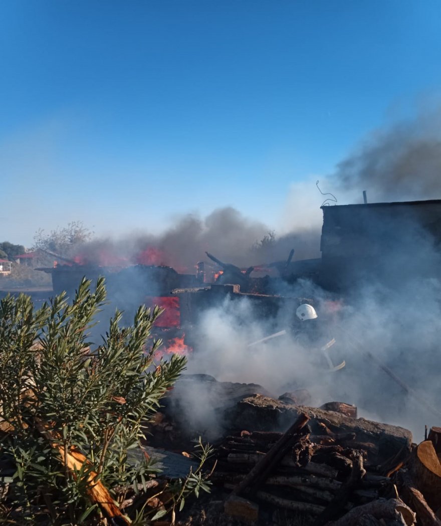 Adana'da sarımsak hasadına giden çiftçinin evi yandı