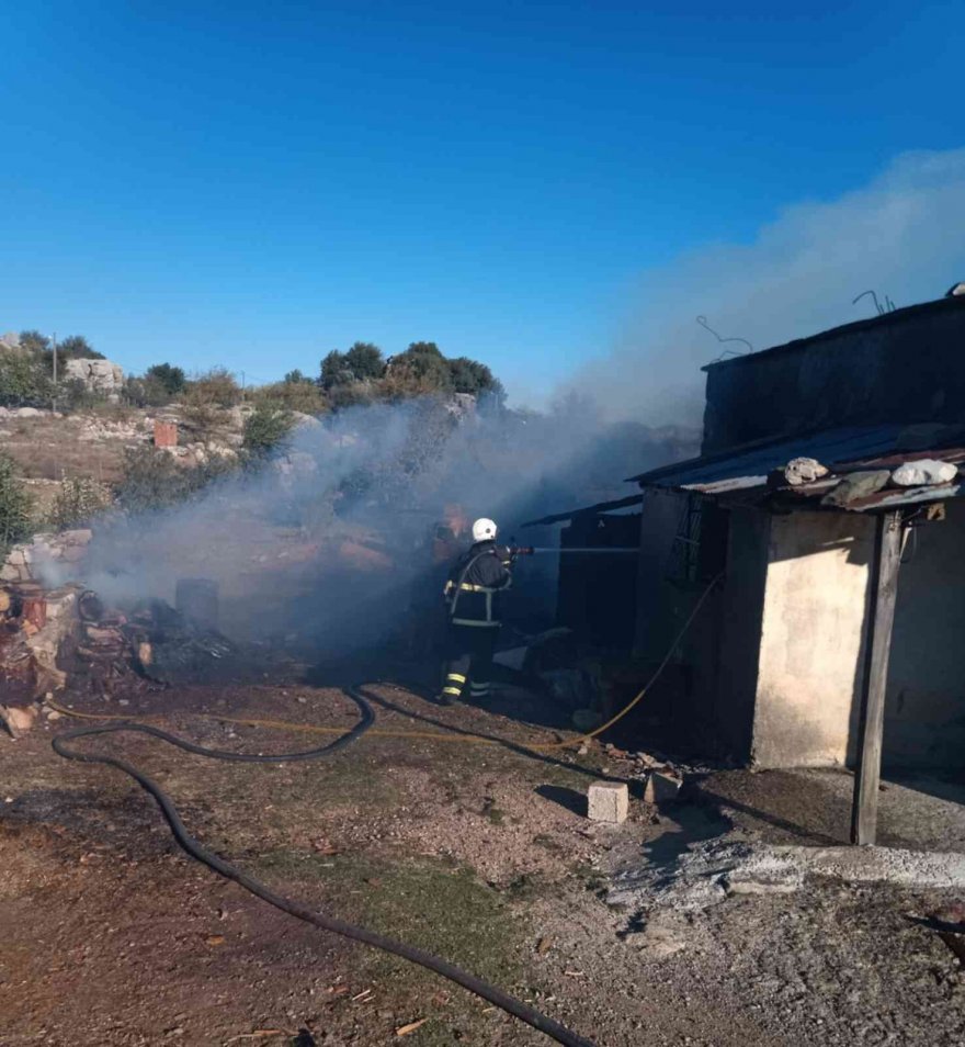 Adana'da sarımsak hasadına giden çiftçinin evi yandı