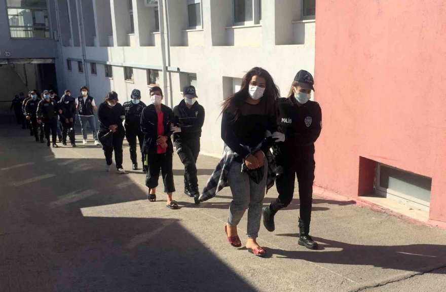 Torbacı kadın “beni güzel çekin” diyerek poz verdi