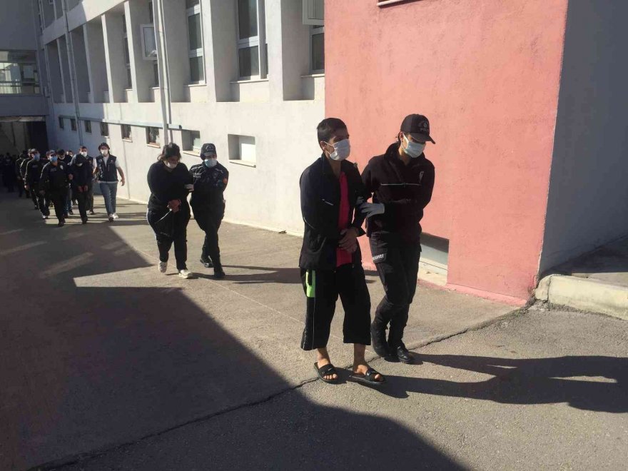 Torbacı kadın “beni güzel çekin” diyerek poz verdi