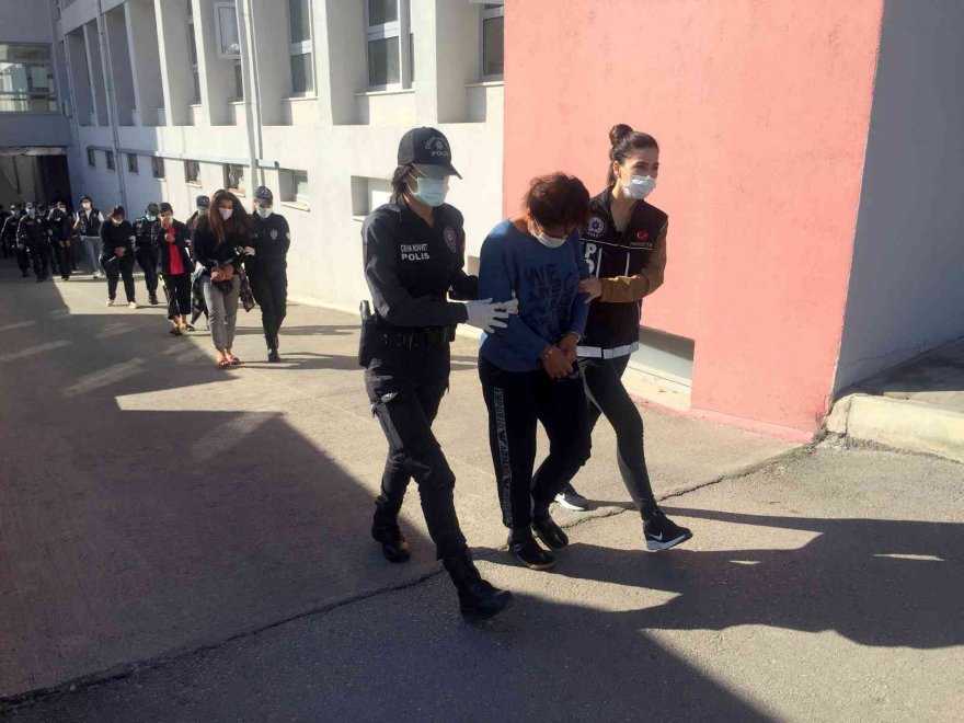 Torbacı kadın “beni güzel çekin” diyerek poz verdi