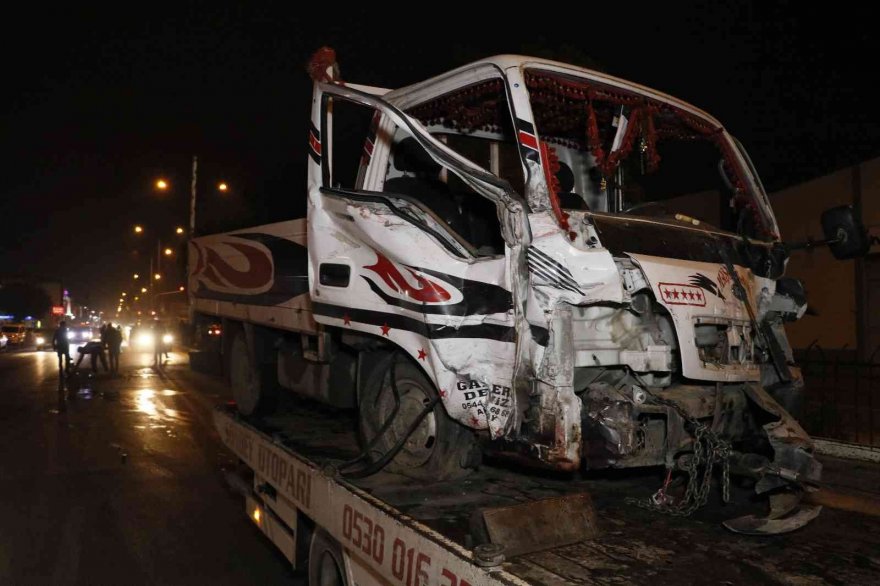 Adana’da aydınlatma direğine çarpan kamyonet devrildi: 1 ölü, 2 yaralı