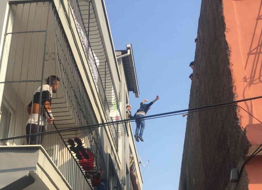 Ölmek isteyen genç yardıma gelen vatandaşın üzerine düşerek kurtuldu