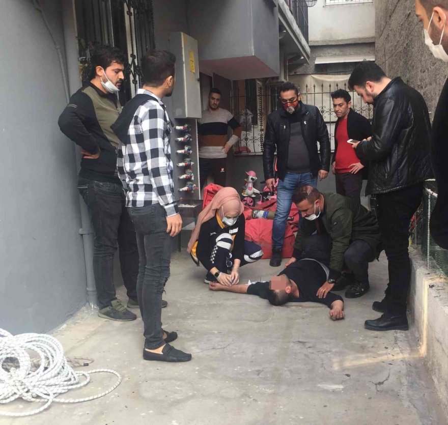 Ölmek isteyen genç yardıma gelen vatandaşın üzerine düşerek kurtuldu