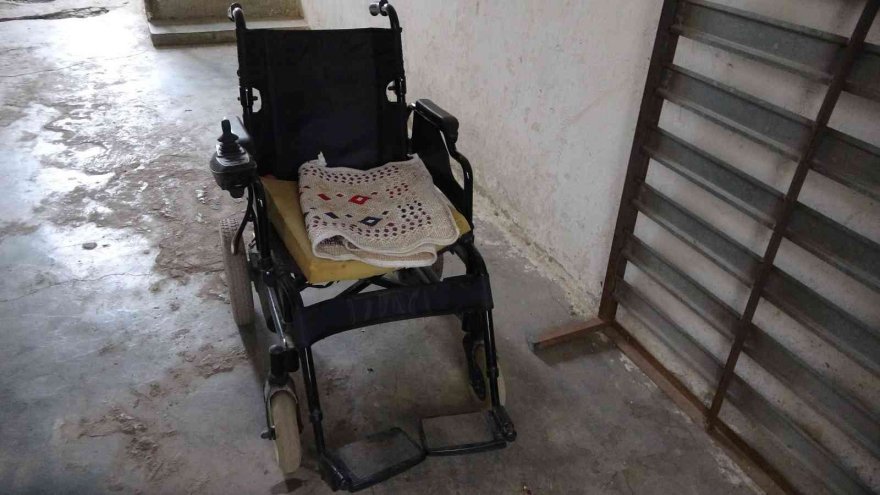 Adana’da hırsızlar engelli kadını koltuk değneği ve soğuğa mahkum etti