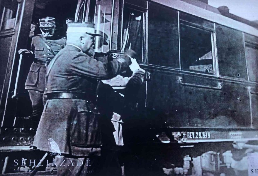 Fransız askerlerin Türk sancağını selamladığı fotoğraf gün yüzüne çıktı