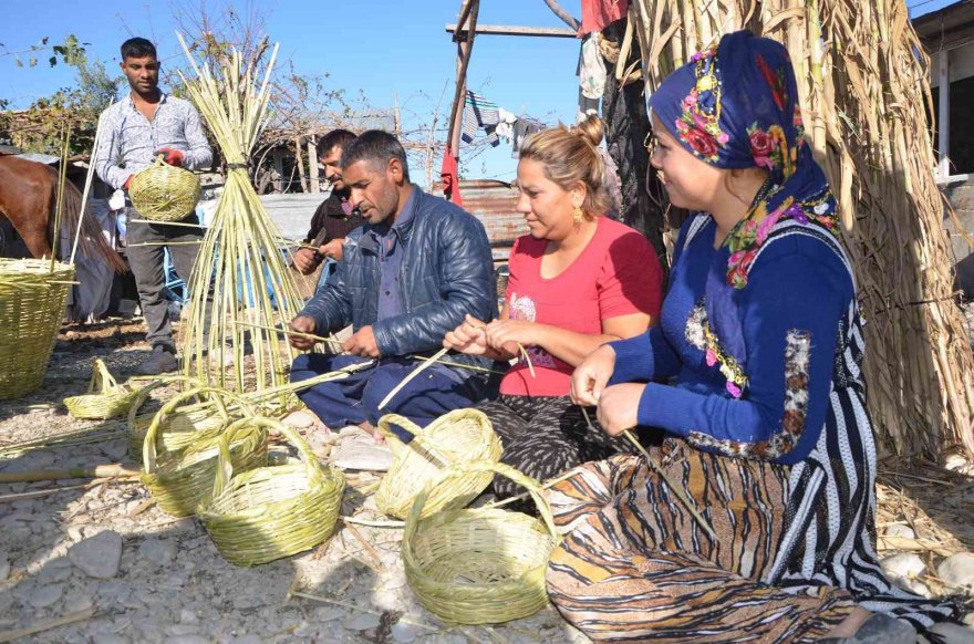 Kozan'da Romanların kamıştan sepetleri ekonomiye kazandırıldı