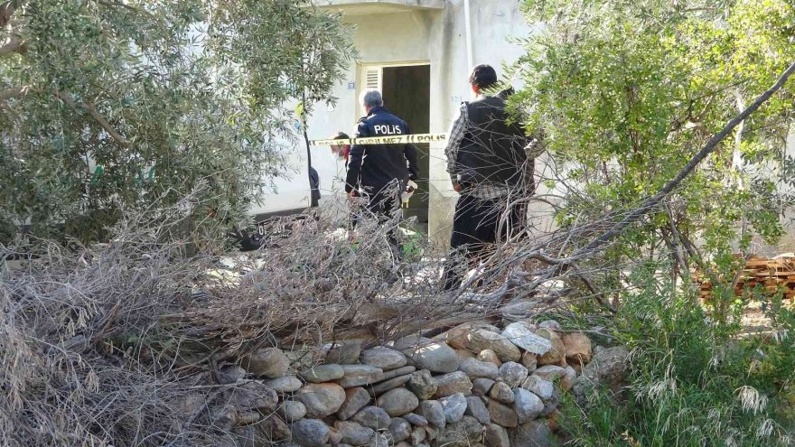 İlaç almak için eczaneye giden kadın, evde anne ve babasının cesedini buldu