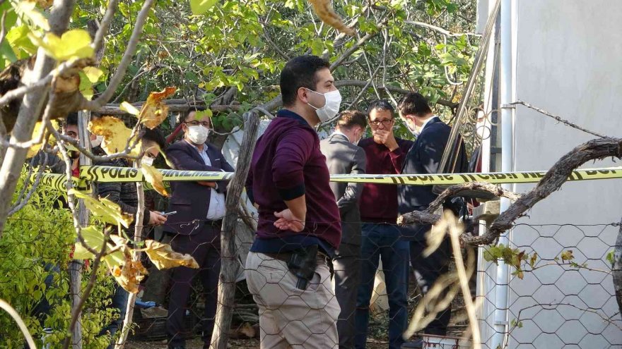 İlaç almak için eczaneye giden kadın, evde anne ve babasının cesedini buldu