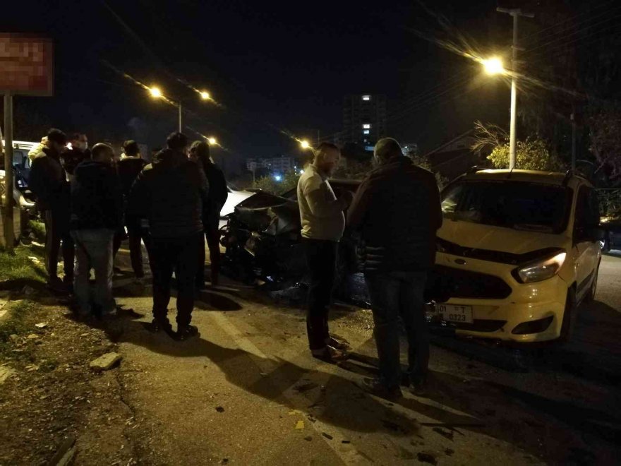 Adana’da otomobil ile ticari taksi çarpıştı: 5 yaralı