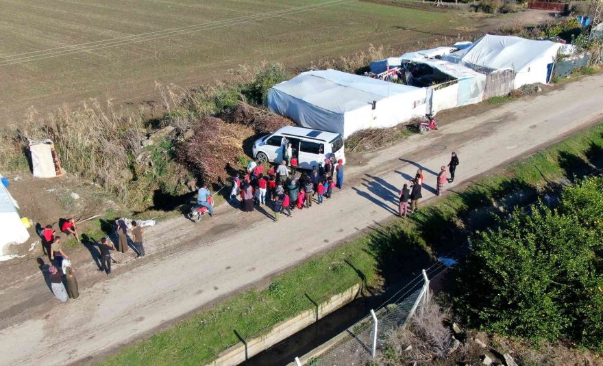 Çocukların mont ve bot mutluluğu