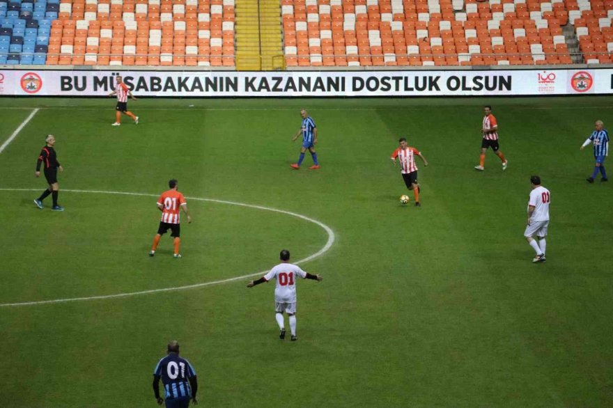 Adanaspor ve Adana Demirspor’un eski futbolcuları ’Şöhretler Karması’ maçında karşılaştı