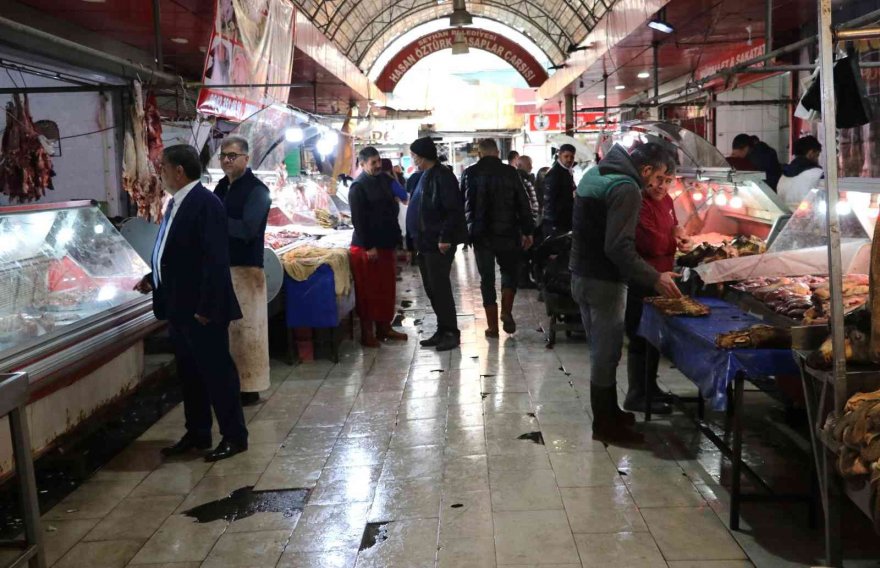 Kasaplarda et fiyatları düştü, zincir marketlerde cep yakıyor