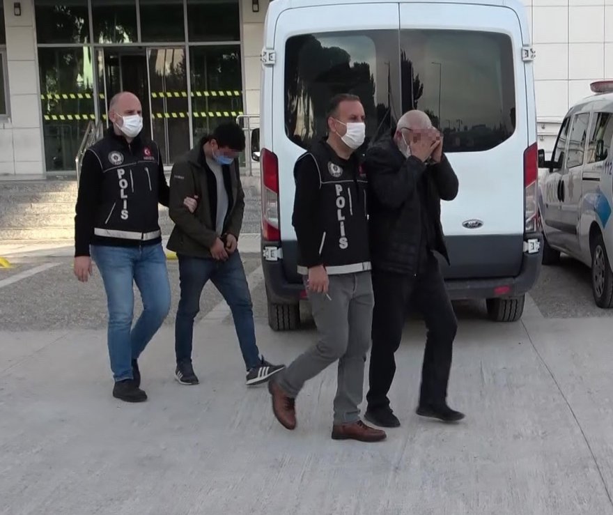 At arabasıyla uyuşturucu satan baba oğul tutuklandı
