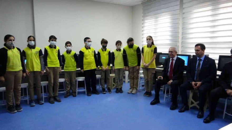 Bilgili Kozan’da kütüphane ve robotik kodlama sınıfı açtı