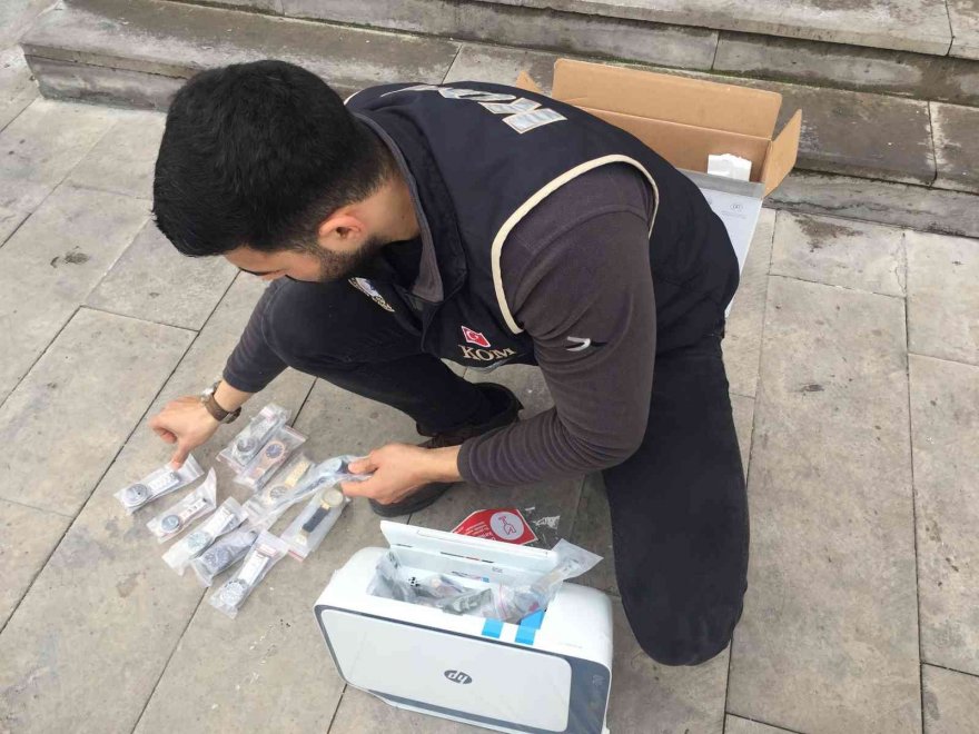 Yazıcının içine gizlenmiş kaçak saatler ele geçirildi
