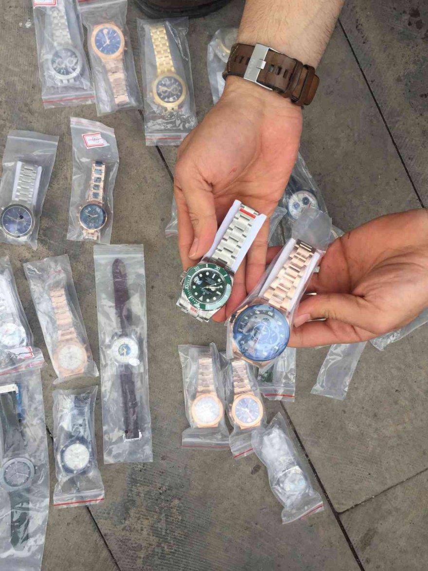 Yazıcının içine gizlenmiş kaçak saatler ele geçirildi