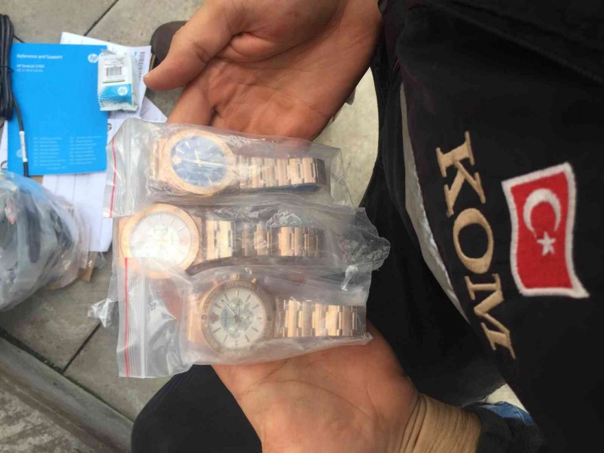 Yazıcının içine gizlenmiş kaçak saatler ele geçirildi