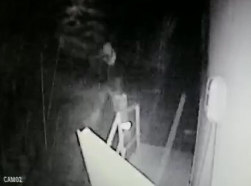 Apartmanın bahçesinden motosiklet çalan hırsızlar kameraya yakalandı