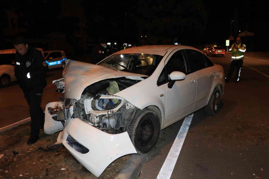 Adana’da otomobil refüjdeki ağaca çarptı: 3 yaralı