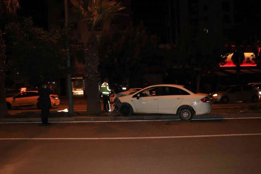 Adana’da otomobil refüjdeki ağaca çarptı: 3 yaralı