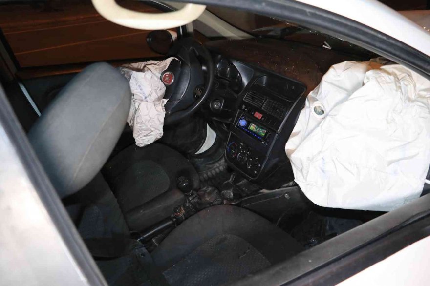 Adana’da otomobil refüjdeki ağaca çarptı: 3 yaralı