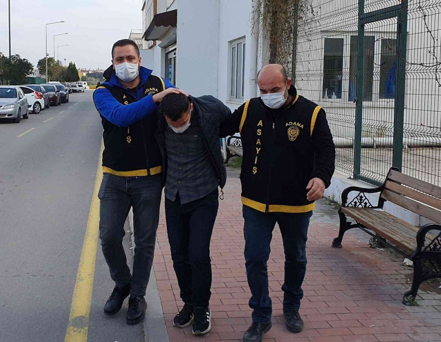 Kuyumcunun camını tabancayla kırıp 200 bin liralık altın çaldılar