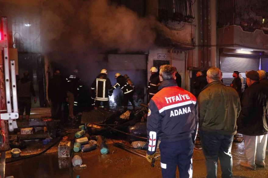 Adana’da müstakil evin deposu yandı: 3 kişi dumandan etkilendi