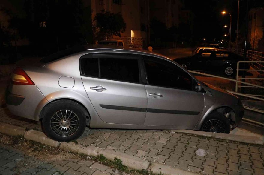 Boşanma aşamasındaki eşinin evini bastı, gözaltına alınırken sigara içti