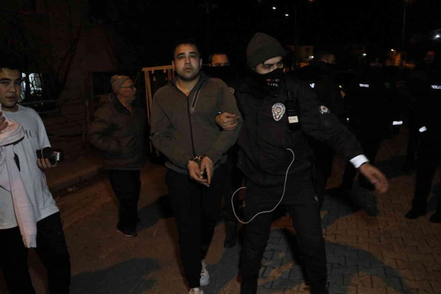Boşanma aşamasındaki eşinin evini bastı, gözaltına alınırken sigara içti