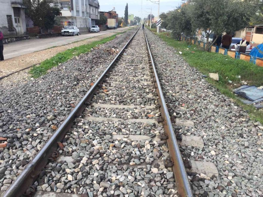 İnanılmaz kurtuluş: Tren çarptı bacağı kırıldı