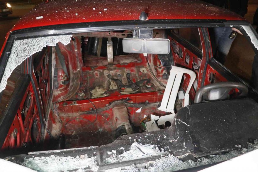 Adana’da plastik sandalye ile sürülen otomobille yolcu minibüsü çarpıştı: 1’i ağır 3 yaralı