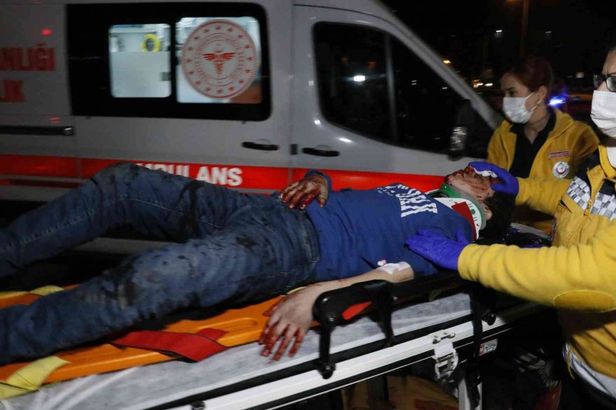 Adana’da plastik sandalye ile sürülen otomobille yolcu minibüsü çarpıştı: 1’i ağır 3 yaralı