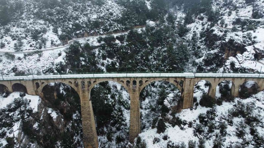 Kar ve sis manzarası ile tarihi Varda Köprüsü göz kamaştırdı