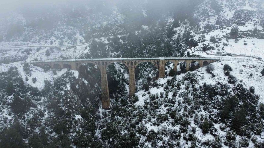 Kar ve sis manzarası ile tarihi Varda Köprüsü göz kamaştırdı