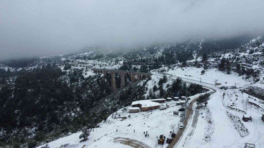 Kar ve sis manzarası ile tarihi Varda Köprüsü göz kamaştırdı