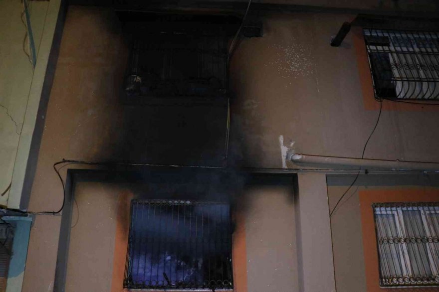 Üst kattaki daireyi yağmalayıp, alt katı çocuklar içerdeyken ateşe verdiler