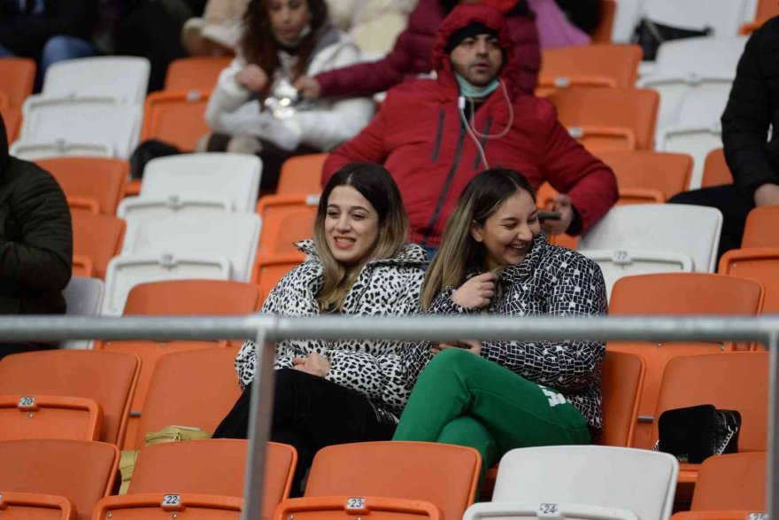 Adana Demirspor’da kadın taraftar sayısı artıyor