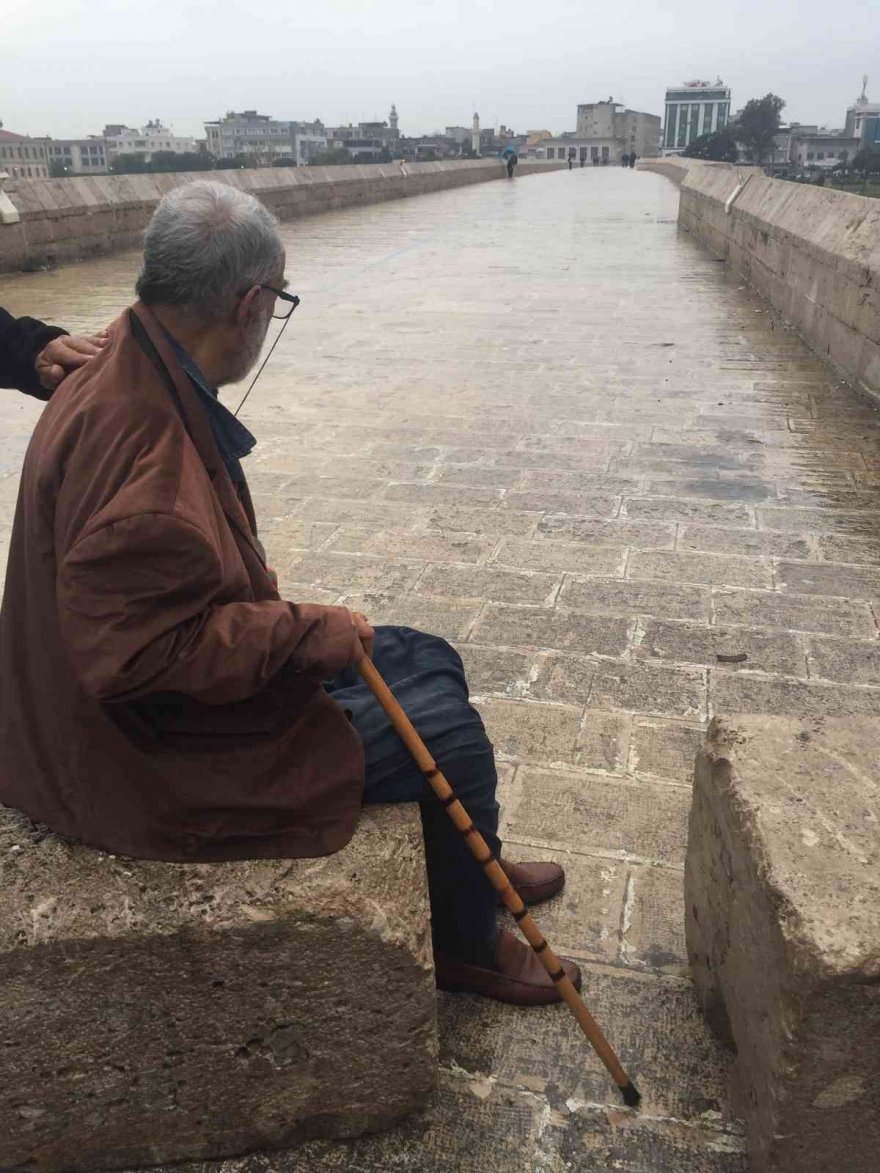Çocuklarının sokağa terk ettiği yaşlı adama esnaf sahip çıktı